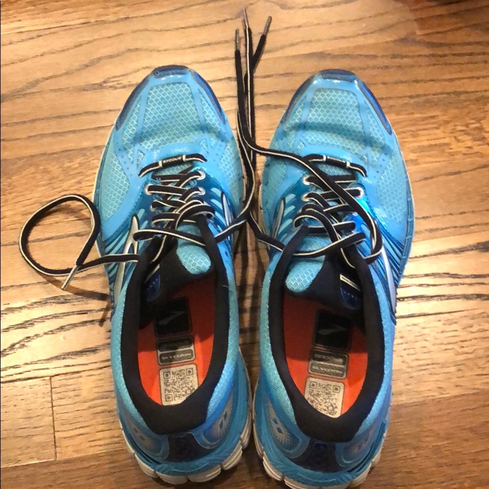 Brooks running shoes - like new
